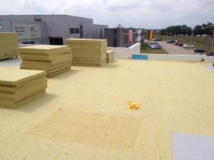 Praca nad pokryciem dachowym z membrany PVC